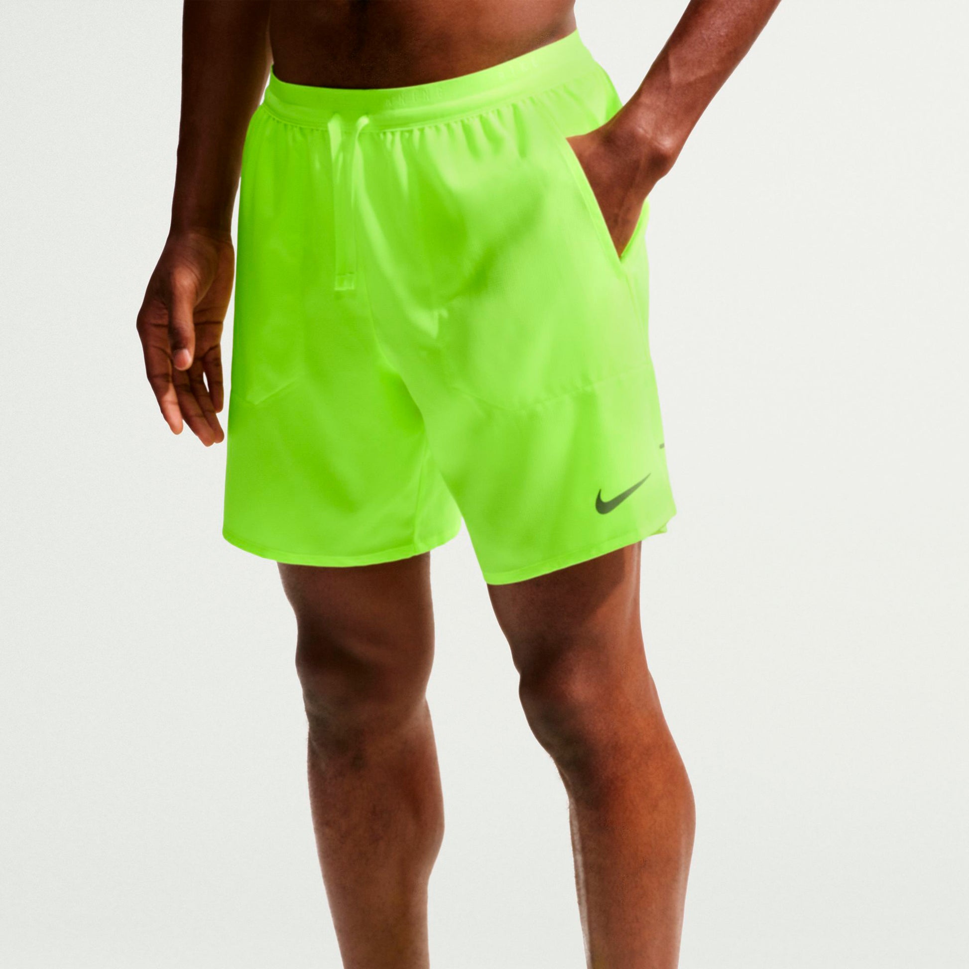 Nike STRIDE 7IN Pantaloncini da corsa Uomini - giallo neon, argento
