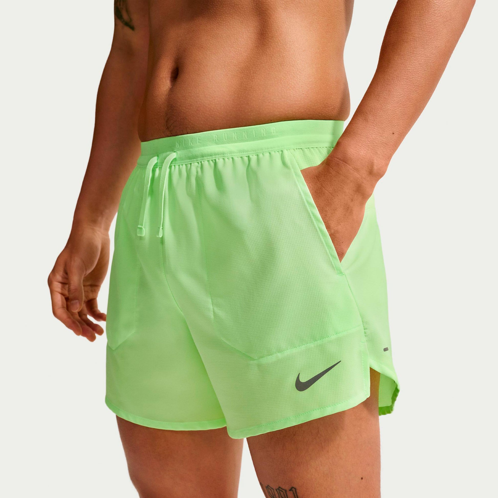 Nike STRIDE 5IN  Short de running Hommes - vert clair, argent