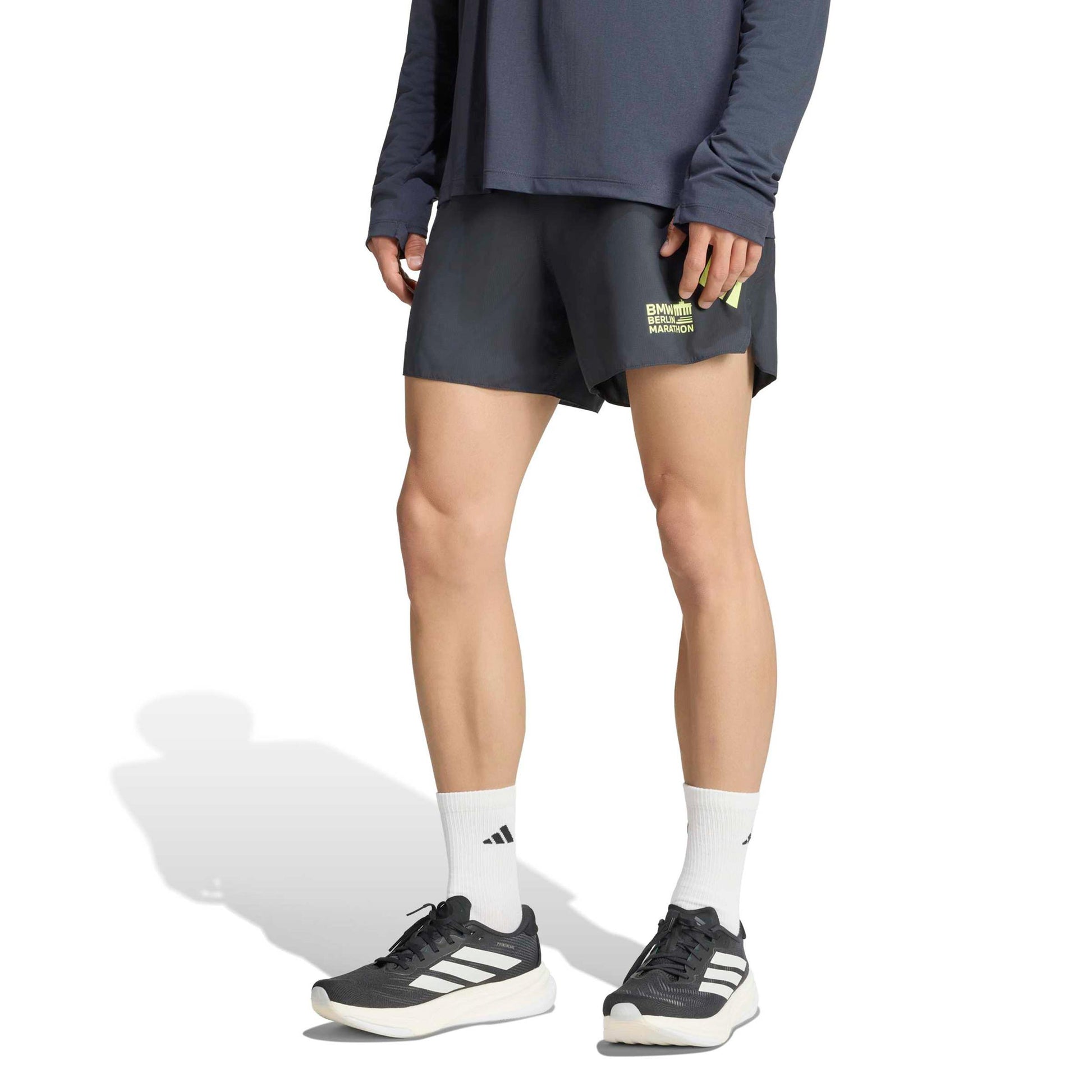 adidas BMW Berlin 5in Pantaloncini da corsa Uomini - grigio scuro, giallo