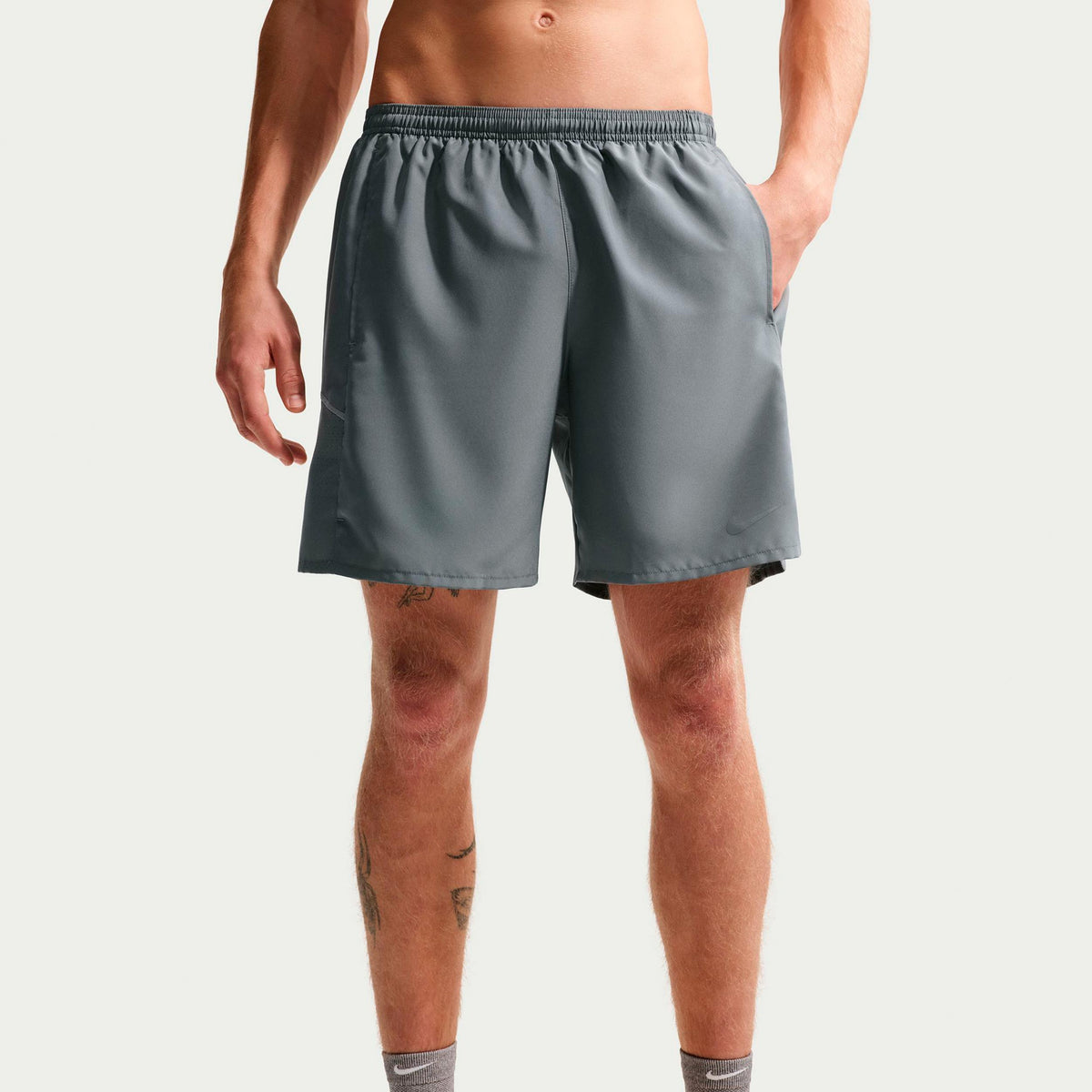 Nike Miler 7in  Laufshorts Herren - grau, silber